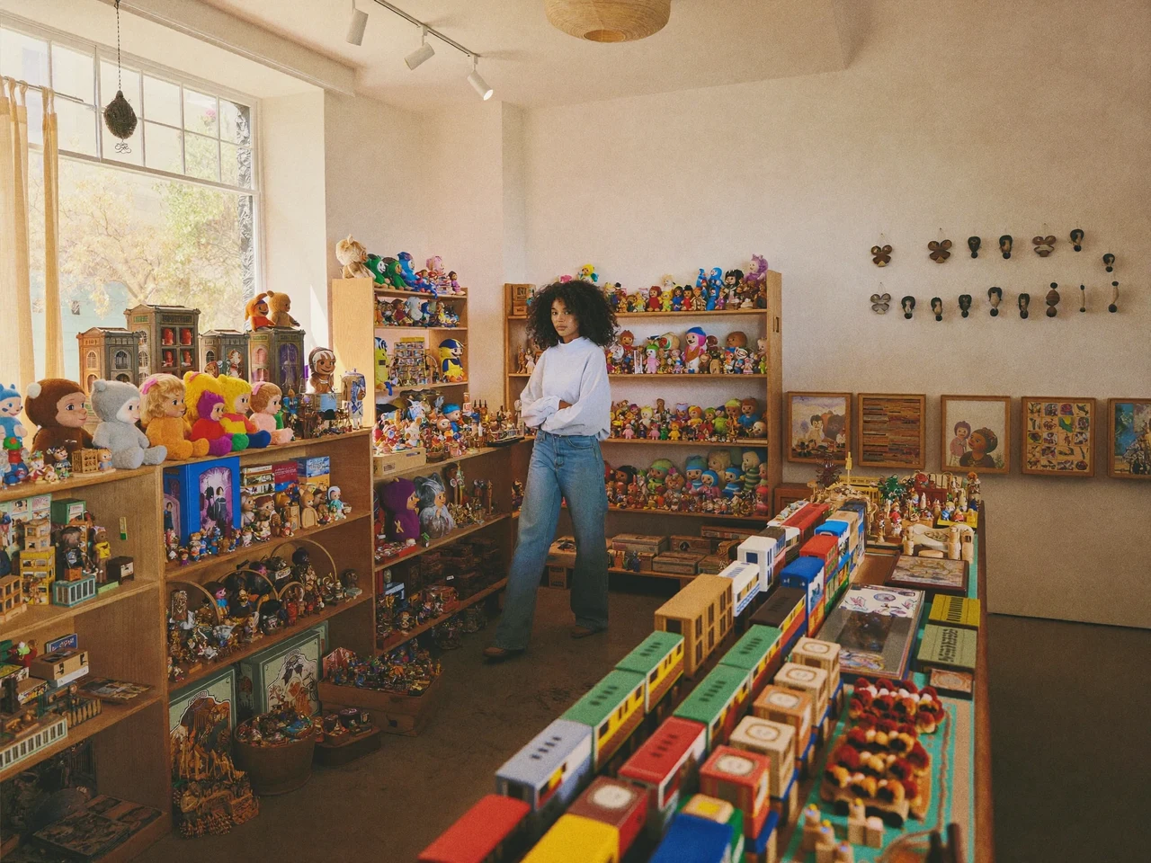 Illustration d'une boutique de jouets chaleureuse, étagères en bois et lumière douce de vitrine